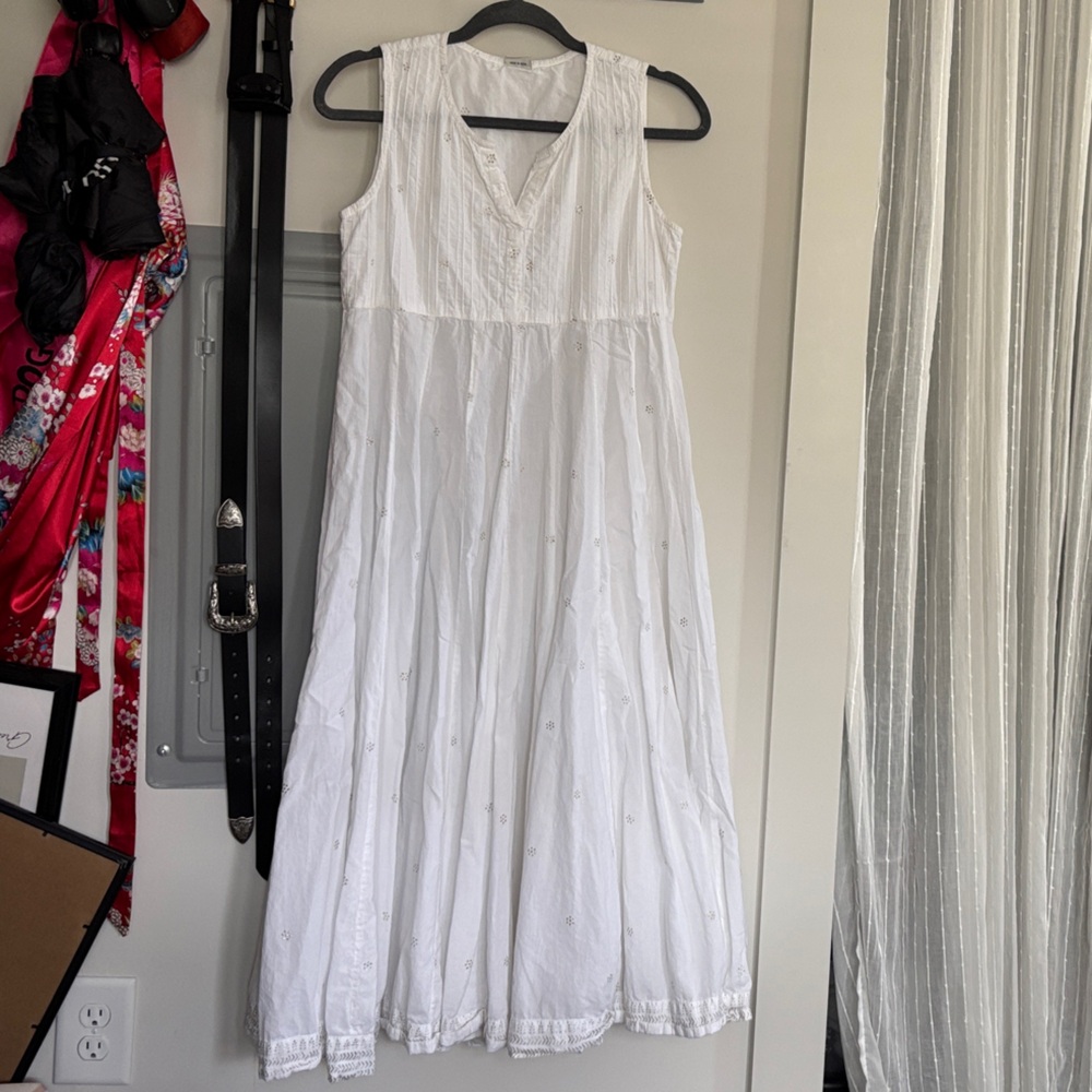 Chic White Sleeveless Maxi Dress